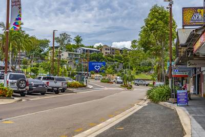 Airlie Beach Main Street. Small seaside tourist town in the tropical Whitsundays.