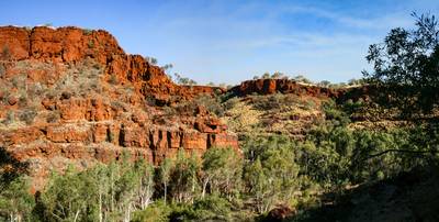 Hiking and swimming in Karijini National-Park, Western Australia with beautiful rock formations