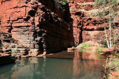 Hiking and swimming in Karijini National-Park, Western Australia with beautiful rock formations