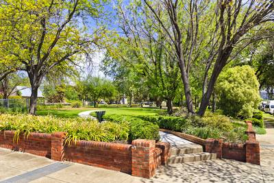 Mudgee park corner entry